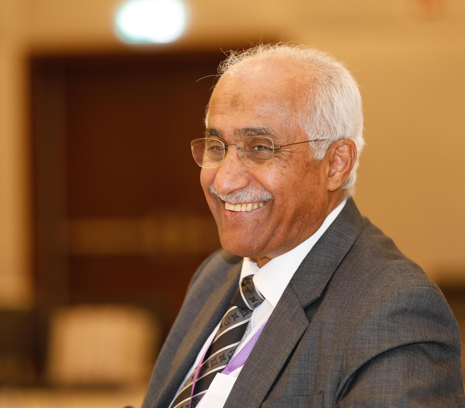 عضو في المجلس الاستشاري يبتسم أثناء الجلسة.