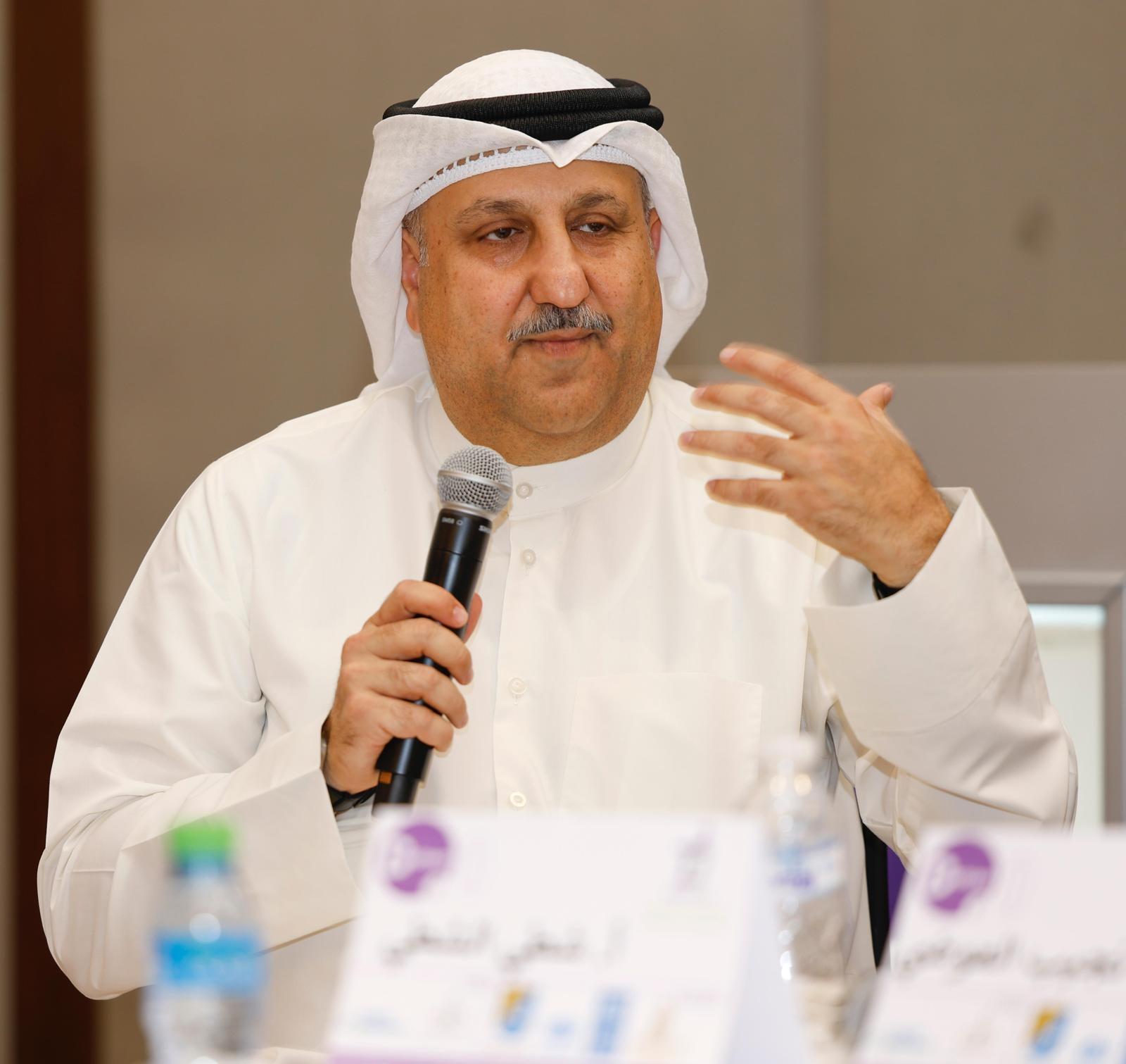 متحدث من المجلس الاستشاري يخاطب الحضور.