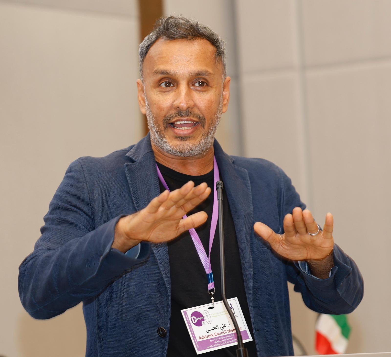 عضو في المجلس الاستشاري يقدم كلمة أثناء الفعالية.