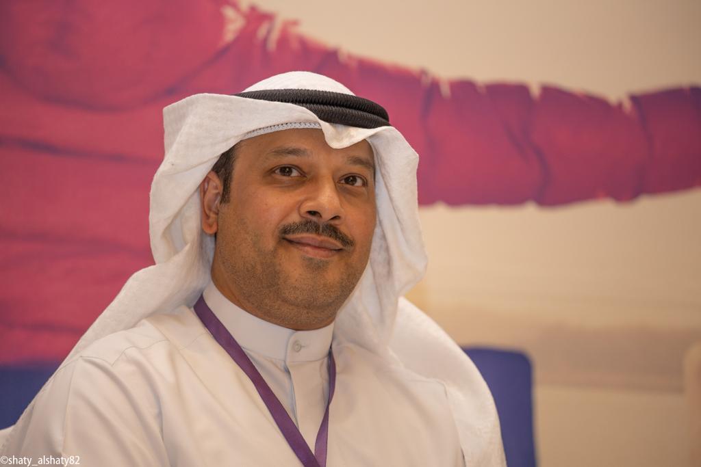 عضو في المجلس الاستشاري يرتدي الزي التقليدي.