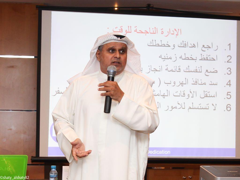 عضو في المجلس الاستشاري يقدم عرضاً عن إدارة الوقت.