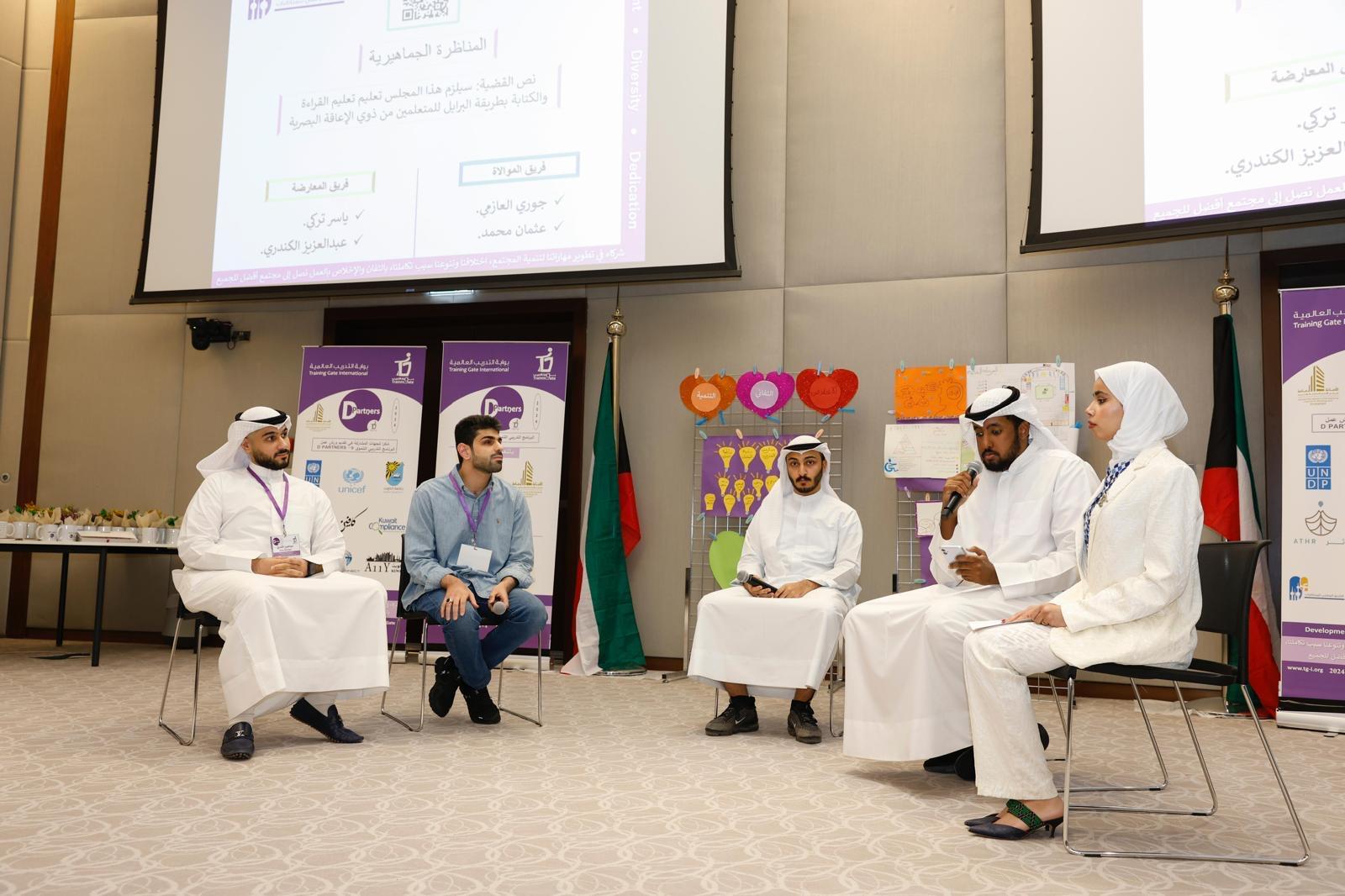 لجنة تحكيم تستمع إلى جولة مناظرة ضمن برنامج صوت د.