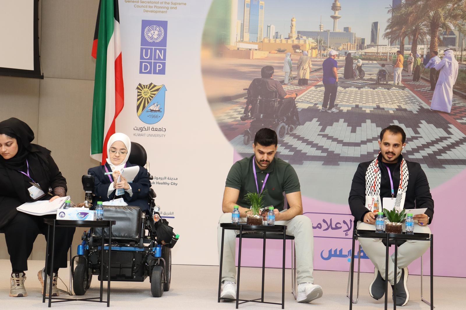 خريجو صوت د يقدمون كلمات على المسرح أمام شعار البرنامج.